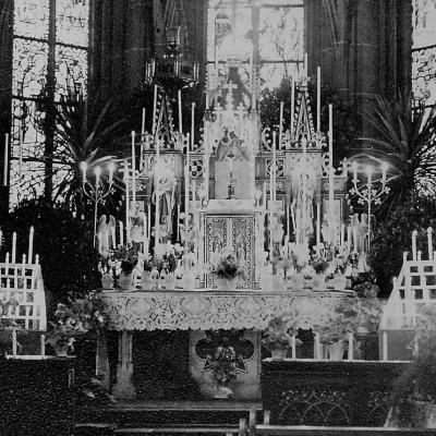 Der für die Erstkommunion geschmückte ehemalige neugotische Altar; im Hintergrund noch die im Krieg zerstörten Fenster