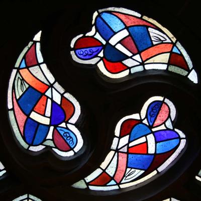 Stilisierte Engel im Fenster des Seitenschiffs