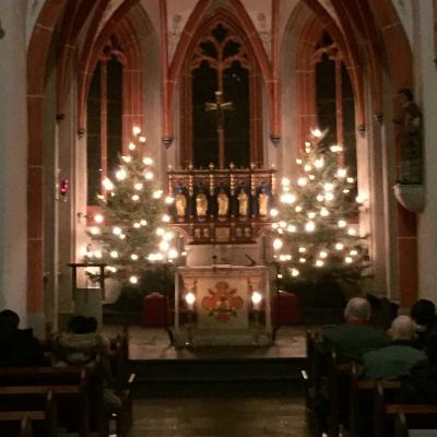 St. Laurentius im Weihnachtsschmuck