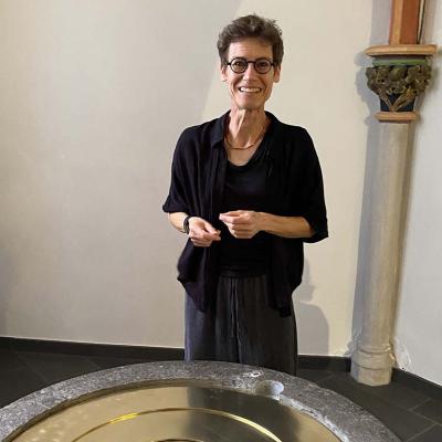 Künstlerin E. von der Stein vor der neuen Taufschale