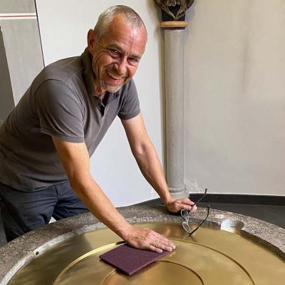 Kunstschlosser Hans Leo Simons vor der von ihm gefertigten Taufschale