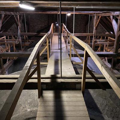 Laufsteg über den Kirchengewölben