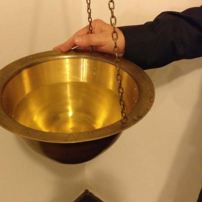 Der neue Weihwasserkessel am Kircheneingang